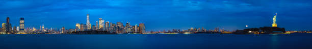 panorama de la ciudad de nueva york y la estatua de la libertad - new york city brooklyn new york state bridge fotografías e imágenes de stock