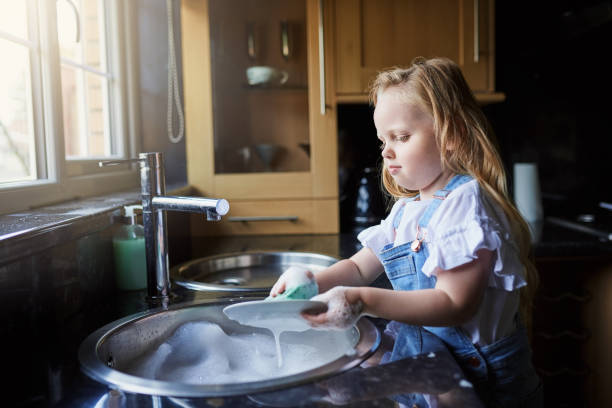 istock She's on dishwashing duty today 1077097588
