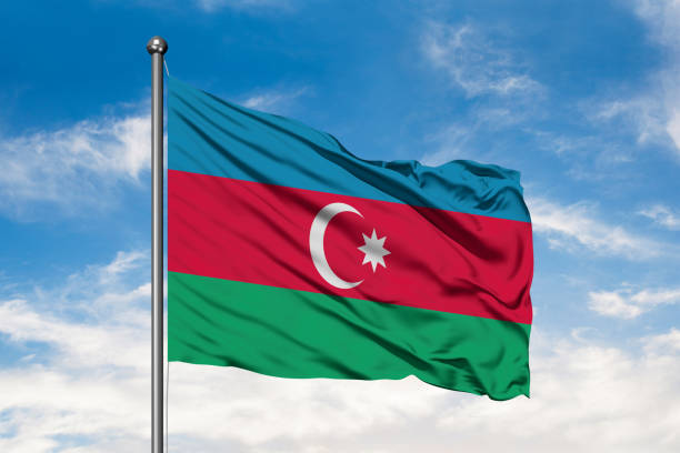 bandera de azerbaiyán ondeando en el viento contra un cielo azul nublado blanco. bandera de azerbaiyán. - himno nacional turco fotografías e imágenes de stock