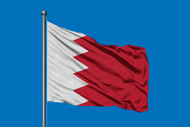 bandera de bahréin ondeando en el viento contra el cielo azul profundo. bandera de bahréin. - himno nacional turco fotografías e imágenes de stock