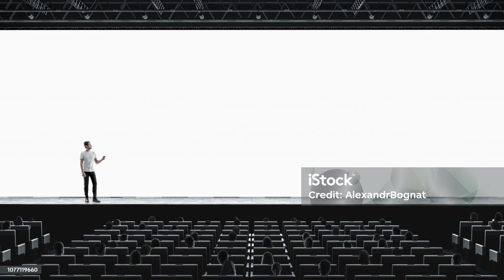 Präsentation-Halle mit Person auf Szene Auditorium leerer Bildschirm mockup - Lizenzfrei Bühne Stock-Foto