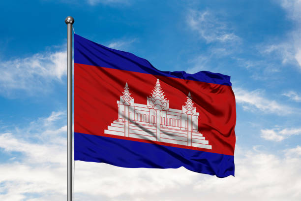 bandera de camboya ondeando en el viento contra un cielo azul nublado blanco. bandera de camboya. - himno nacional turco fotografías e imágenes de stock