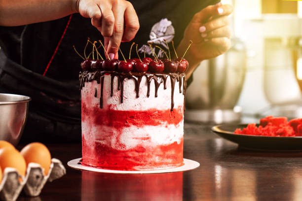 チェリーを油ケーキを作る女の子シェフの菓子。コンセプト生産プロセス自宅ケーキ注文のお客様へ。クリーム ケーキのへらを塗ります。背景イメージです。 - cake women confectioner photography ストックフォトと画像