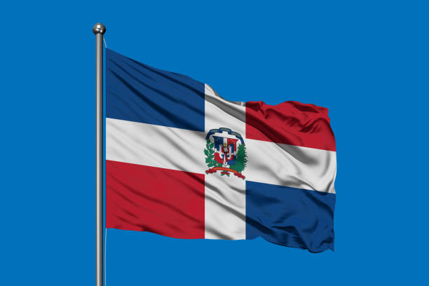 bandeira da república dominicana balançando ao vento contra o céu azul profundo. bandeira dominicana. - dominican flag - fotografias e filmes do acervo