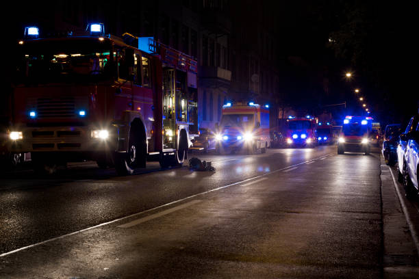 carros de bombeiros, ambulâncias na cena - emergency light fotos - fotografias e filmes do acervo