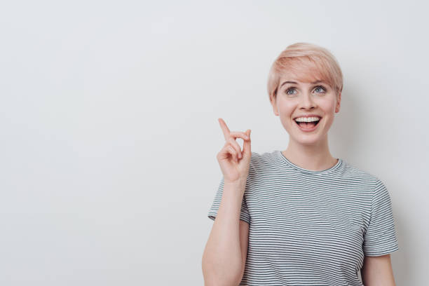 jovem bonita com uma ideia brilhante ou solução - gesturing facial expression women human face - fotografias e filmes do acervo