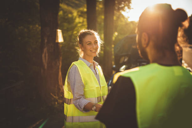 woman thanking for help - roadside emergency imagens e fotografias de stock