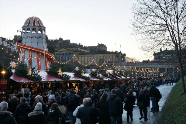 mercatino di natale di edimburgo - national gallery di edinburgo foto e immagini stock