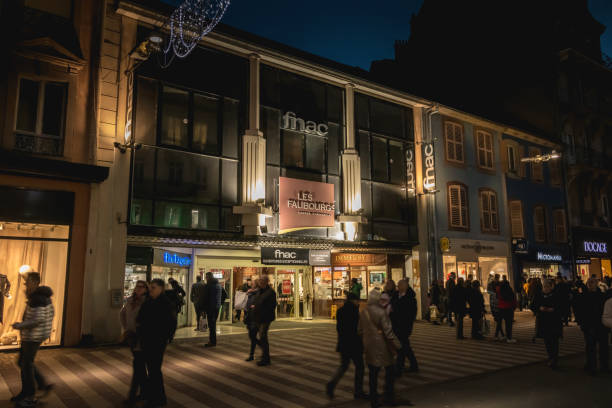 歩行者は、ベルフォールの商店街夜の散歩温かみのある服を着てください。 - city of nice night france snow ストックフォトと画像