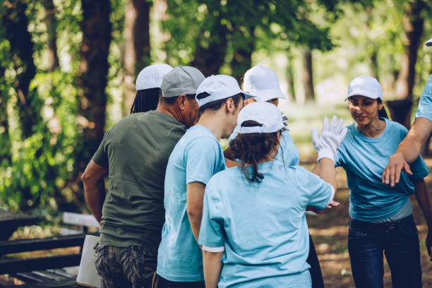 istock Volunteers in park 1077161090