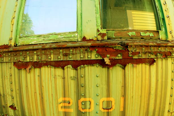 carrozza ferroviaria arrugginito a north conway, new hampshire - wood shutter rusty rust foto e immagini stock