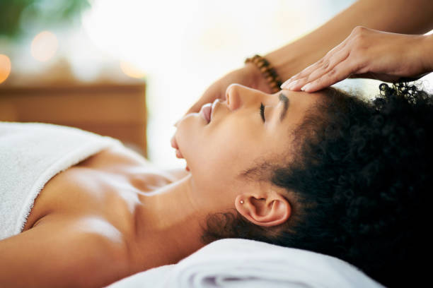 colocando o bem-estar em primeiro lugar - head massage massaging facial massage beautician - fotografias e filmes do acervo