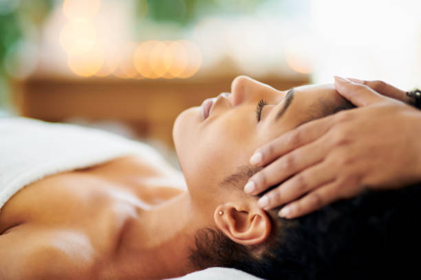 tomar un poco de tiempo sólo para ti - head massage massaging facial massage beautician fotografías e imágenes de stock