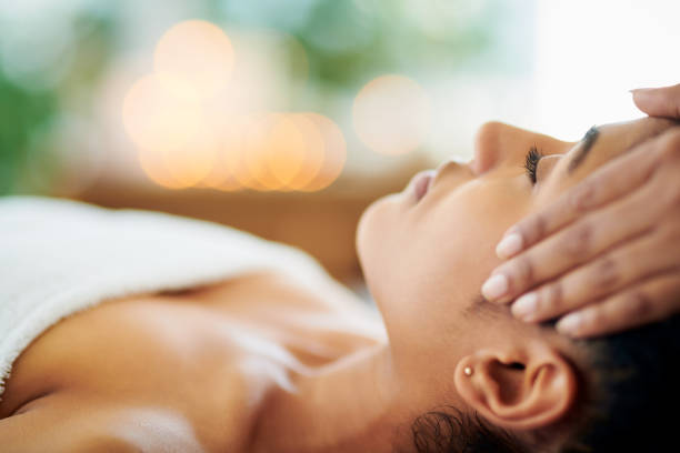 trabajo masaje magia con sus manos - head massage massaging facial massage beautician fotografías e imágenes de stock