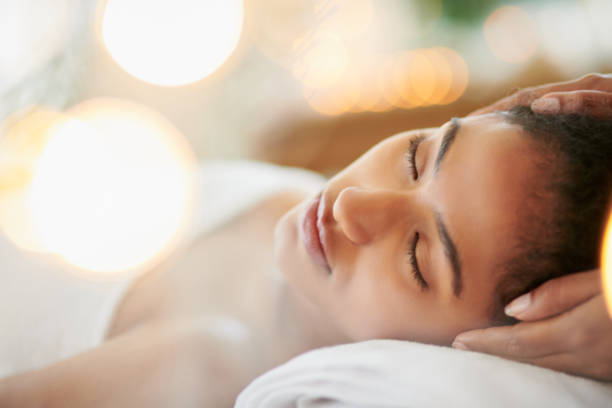 rendirse a la serenidad - head massage massaging facial massage beautician fotografías e imágenes de stock