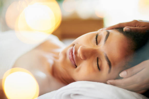 массаж свой путь к расслабляющий день - spa treatment head massage health spa healthy lifestyle стоковые фото и изображения