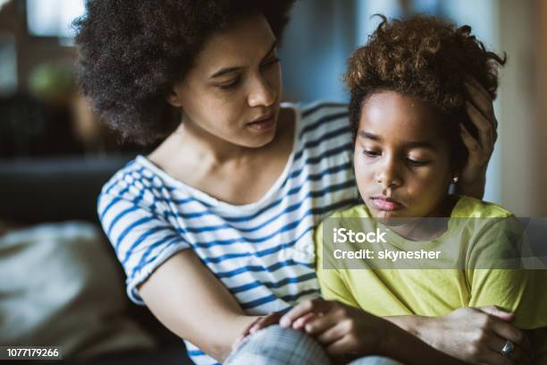 African American Mor Tröstar Henne Ledsen Flicka Hemma-foton och fler bilder på Barn
