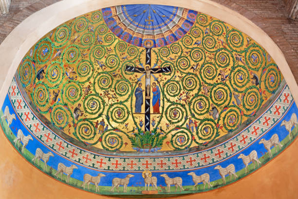 modène - la fresque de jésus sur la croix et saint-jean et de marie dans l’abside côté du duomo. - apse photos et images de collection