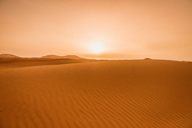 majestätische schöne szene von merzouga-dünen der sahara wüste marokko - fog desert arabia sunset stock-fotos und bilder