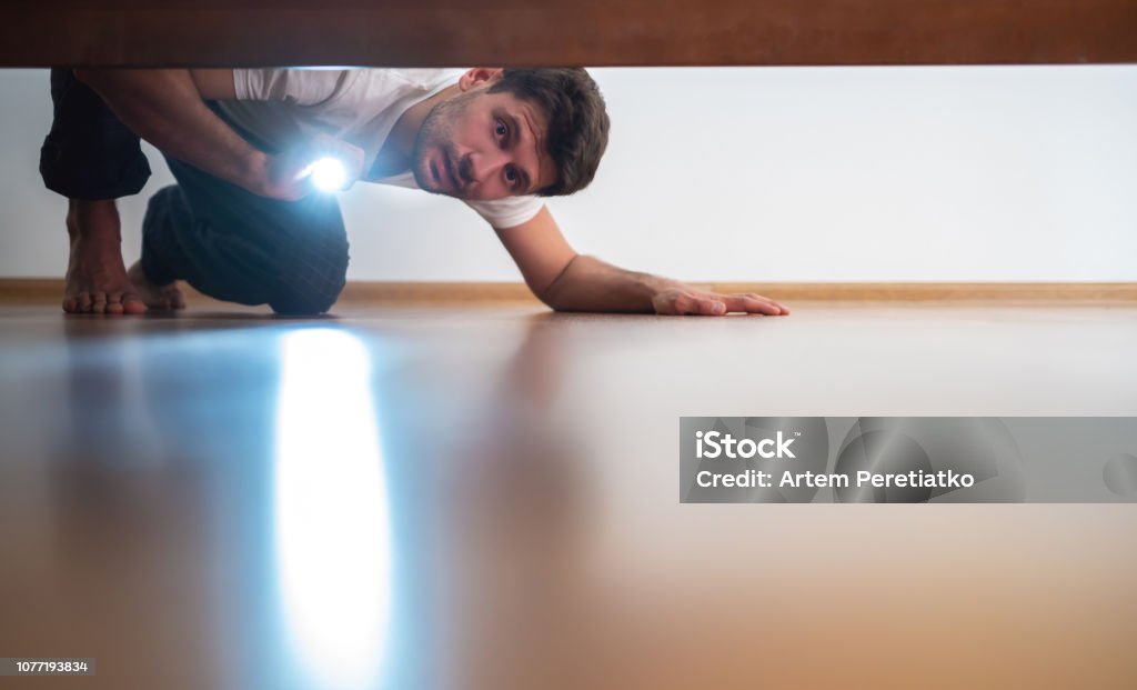 Persoonlijk Overeenstemming liefdadigheid De Man Met Een Zaklamp Op Zoek Onder Het Bed Stockfoto en meer beelden van Zaklamp - Zaklamp, Zoeken, Onder - iStock Persoonlijk Overeenstemming liefdadigheid De Man Met Een Zaklamp Op Zoek Onder Het Bed Stockfoto en meer beelden van Zaklamp - Zaklamp, Zoeken, Onder - iStock