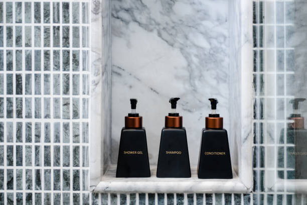 badkamer toiletartikelen op marmeren plank - hotel shampoo stockfoto's en -beelden