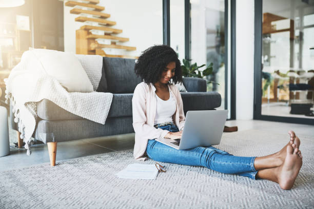 istock Everyone's getting in on the blogging action 1077209324