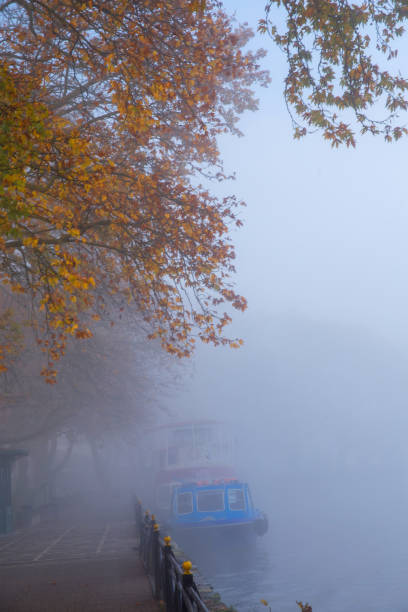 barco do nevoeiro nevoeiro wheather no outono da cidade de ioannina temporada grécia - street light fog morning country road - fotografias e filmes do acervo