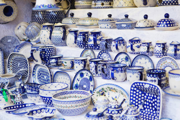 cerca de mercado de navidad puesto en viena, austria. decoraciones de la navidad en un mercado de navidad. - delftware fotografías e imágenes de stock