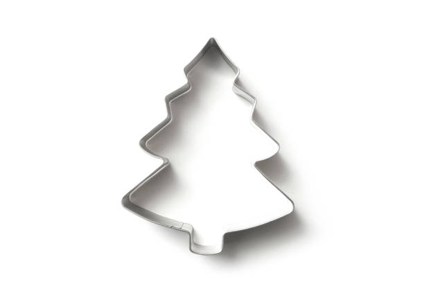 cortador de galletas forma de navidad abeto árbol sobre fondo blanco - cortador de masa fotografías e imágenes de stock