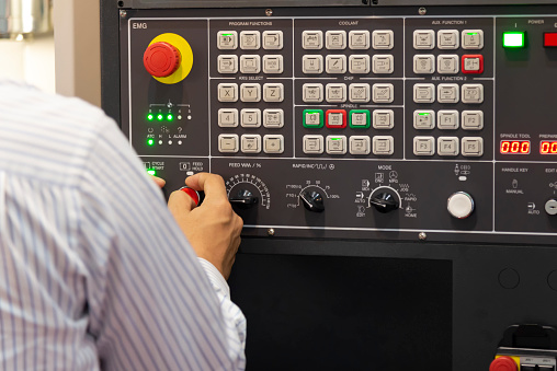El Operador De La Máquina Cnc Foto de stock y más banco de imágenes de Industria - Industria, Panel de control, Acero - iStock El Operador De La Máquina Cnc Foto de stock y más banco de imágenes de Industria - Industria, Panel de control, Acero - iStock