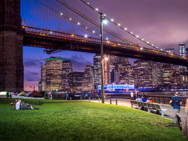 ブルックリン ブリッジとマンハッタン公園の夕日、人々 で。 - east river riverbank waters edge suspension bridge ストックフォトと画像