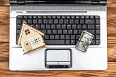 modell-des-hauses-mit-gerollten-geld-und-laptop-auf-dem-tisch-ansicht-von-oben.jpg?b=1&s=170x170&k=20&c=wCIxvWUNvF4O-tFqf-UVDNZQ7OjNRXdC8yoKF4iV4k8=