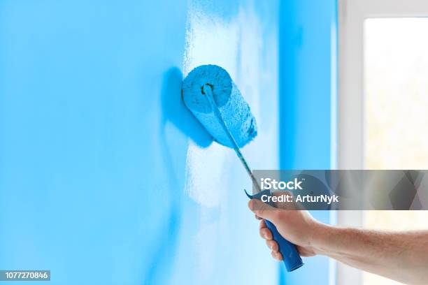 男性の手絵画壁ペイント ローラー青いペンキを改修塗装アパート - 塗るのストックフォトや画像を多数ご用意 - 塗る, 塗料, 壁