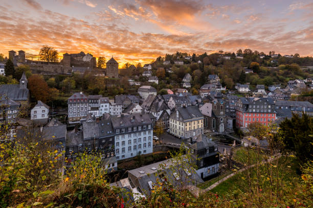 puesta de sol sobre la ciudad de smal de monschau, alemania - monschau fotografías e imágenes de stock