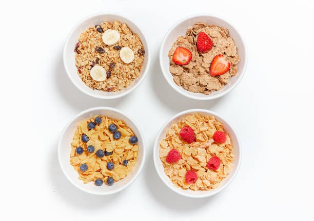 miseczki z różnymi płatkami śniadaniowymi z jagodami i owocami - bowl cereal cereal plant granola zdjęcia i obrazy z banku zdjęć