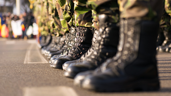 Ejército botas cerca para arriba en línea en el día del desfile photo