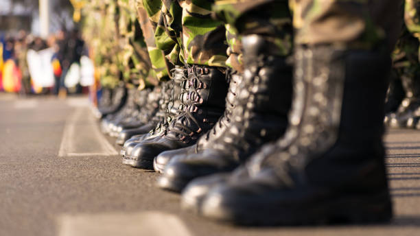ejército botas cerca para arriba en línea en el día del desfile - ejército fotografías e imágenes de stock