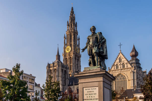 kathedrale unserer lieben frau mit der statur von rubens in antwerpen, belgien - cathedral of our lady stock-fotos und bilder