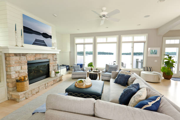 暖炉とテレビのあるモダンなリビング ルームのホーム インテリア デザイン - ウォーターフロント 写真 ストックフォトと画像