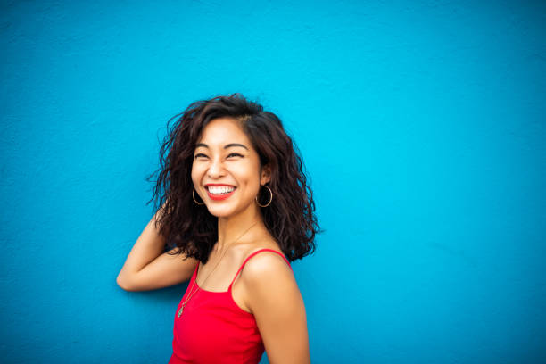 portrait d’une femme asiatique souriante - hairstyle fashion model make up fashion photos et images de collection