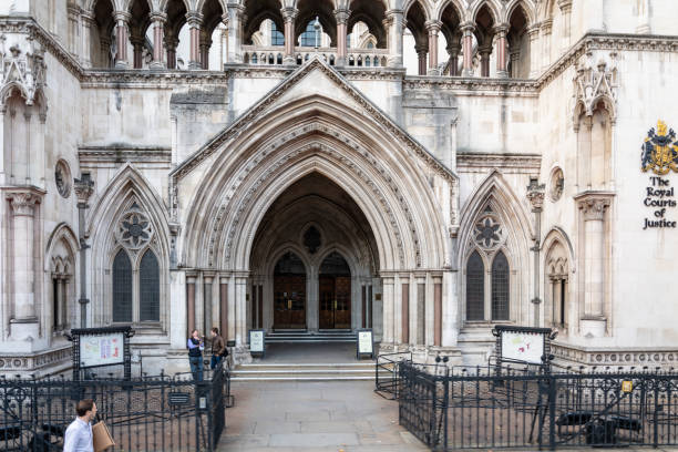 der eingang zu den royal courts of justice, auch bekannt als old bailey, in newgate street - royal courts of justice stock-fotos und bilder