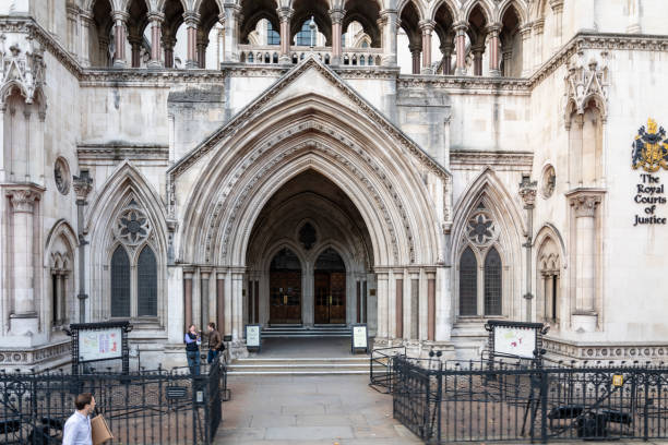 l’entrée à la royal courts of justice, également connu sous le nom de l’old bailey, sur newgate street - royal courts of justice photos et images de collection