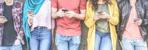 Group of millennial friends watching social stories on smart mobile phones - People addiction to new technology trends - Concept of youth, texting, social and friendship - Main focus on center hands grupo de amigos milenarios viendo historias sociales en los teléfonos móviles inteligentes - adicción de personas al nuevo enfoque de tecnología tendencias - concepto de juventud, mensajes de texto, social y amistad - principal en manos del centro
