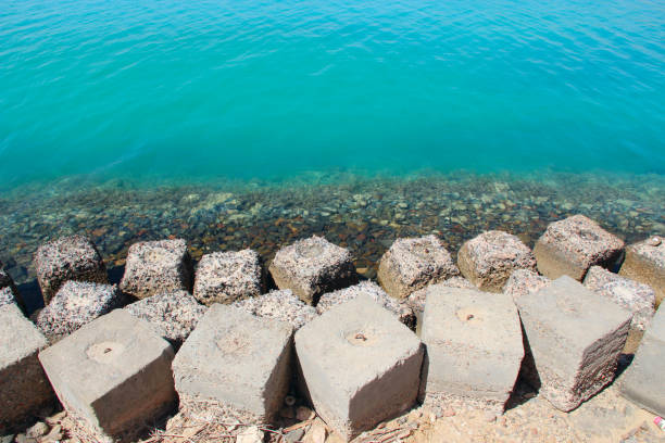 duże kwadratowe kamienie falochrony na brzegu morza czerwonego - 11334 zdjęcia i obrazy z banku zdjęć