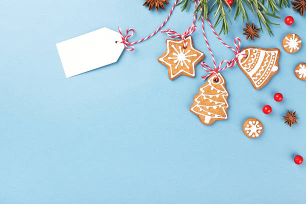 пряничное печенье висит над синим фоном - gift christmas christmas present three objects стоковые фото и изображения