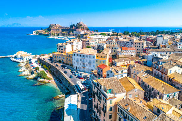 panoramisch uitzicht van kerkyra, hoofdstad van het eiland corfu, griekenland - corfu town stockfoto's en -beelden