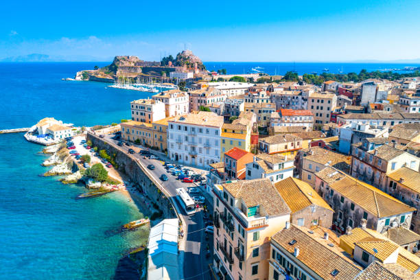 panoramiczny widok na kerkyra, stolicę wyspy korfu, grecja - corfu greece sea beach zdjęcia i obrazy z banku zdjęć