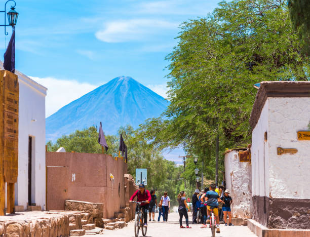 view of the mountain landscape in the city center - san pedro imagens e fotografias de stock