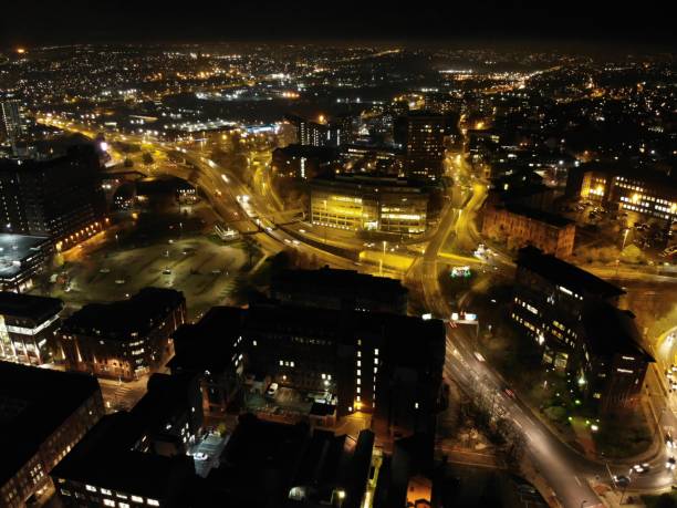 foto aérea noite tempo acima do centro da cidade de leeds - leeds england leeds town hall night uk - fotografias e filmes do acervo