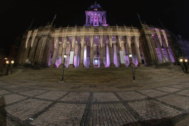 a fotografia de grande angular de leeds town hall tomada à noite mostrando luzes de natal - leeds england leeds town hall night uk - fotografias e filmes do acervo